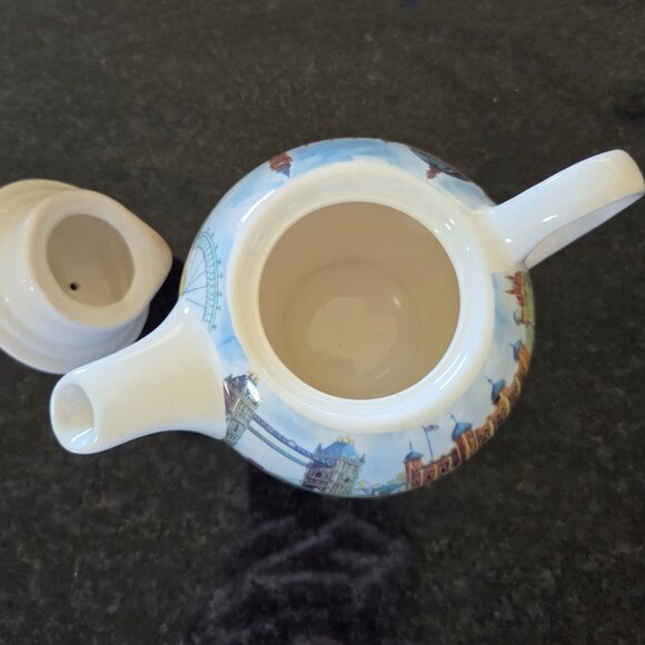 London Bridge teapot. Never used. - Picture 5 of 7